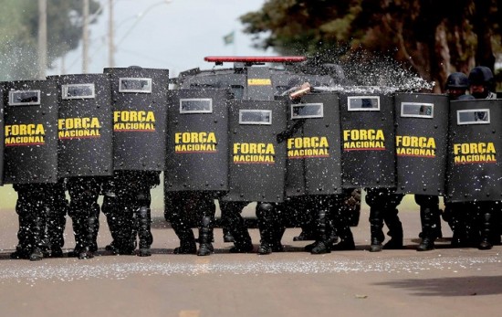 Um Carro De Polícia Azul Militar Blindado Enorme Em Kampala Foto Editorial  - Imagem de controle, defesa: 149291591