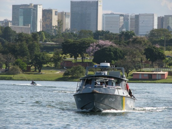 Embarcações da Capitania  Fluvial de Brasília em ação no Lago Paranoá 01