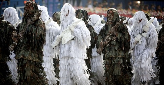 batalhao-de-militares-camuflados-chama-atencao-durante-desfile-em-teera-a-capital-do-ira-o-comandante-geral-das-forcas-armadas-iranianas-ataollah-salehi-disse-no-evento-que-o-poder-belico-1366319885649_95