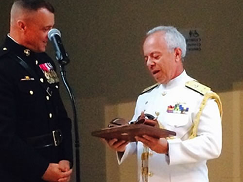 C Alte Seixas, representando a MB, recebe o título de Adido Naval do Ano