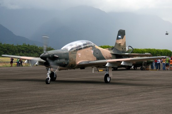 Embraer-T-27-Tucano-Fuerza-Aerea-Hondurena-FAH-258-foto-wikimedia-N-Mejía