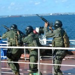 Mergulhadores de Combate da Marinha do Brasil simulam resgate de navio sequestrado