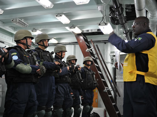 Militar do CAAML realiza adestramento na Fragata “Constituição”