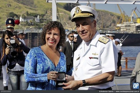 Presidente em Exercício da Casa da Moeda do Brasil, Sra. Lara Caracciolo Amorelli e o Comandante da Marinha, Almirante-de-Esquadra Julio Soares de Moura Neto.