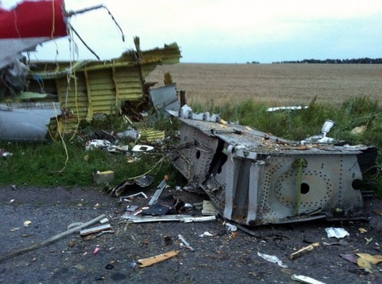 17jul2014---imagens-mostram-os-destrocos-do-voo-mh17-da-malaysia-airlines-que-caiu-com-295-pessoas-a-bordo-na-ucrania-na-regiao-de-fronteira-com-a-russia-1405618480851_1024x764