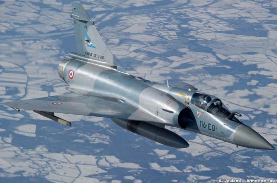 Mirage-2000-5-do-esquadrão-Cigognes-em-voo-foto-Força-Aérea-Francesa