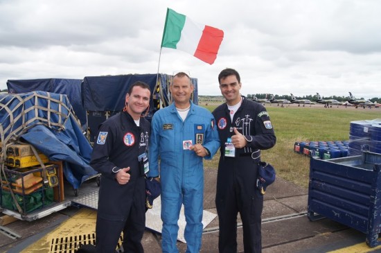 Pilotos da Fumaça com integrante da Frecce Tricolori