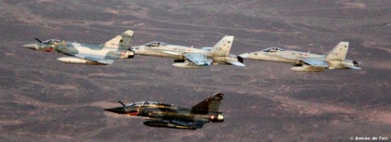 caças-Mirage-2000-e-F-18-no-Dijibouti-foto-2-Força-Aérea-Francesa-580x212