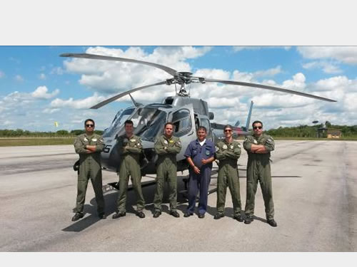 Aviadores do EsqdHU-3 durante missão em Porto Velho