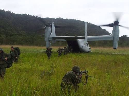 Fuzileiros Navais desembarcam do “Osprey” na Ilha da Marambaia