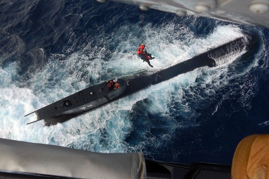 Helicoptero de la Armada Nacional rescata submarisnista Peruano