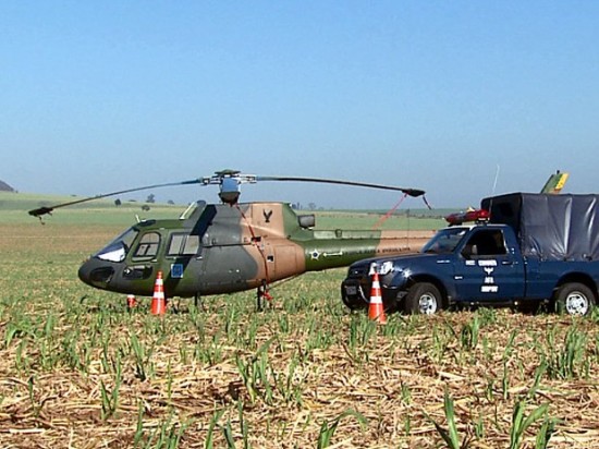 Helicóptero fez pouso de emergência em canavial de Descalvado Foto Reginaldo dos Santos EPTV