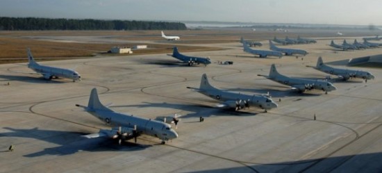 P-8A-e-P-3C-no-pátio-em-Jacksonville-Flórida-foto-USN-580x263