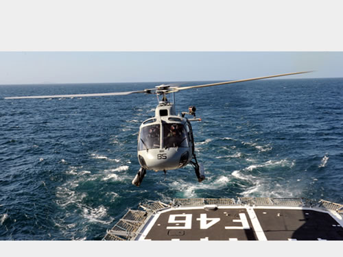 Pouso do Helicóptero UH12 13 “Esquilo” na Fragata “Greenhalgh”
