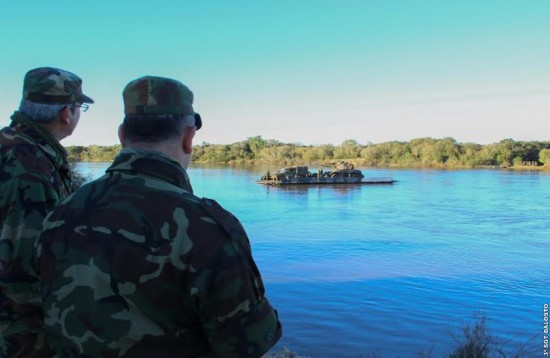 Sgt Dalosto  Oficiais argentinos observam o emprego da Ribbon Bridge