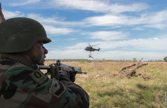 Sgt Dalosto Tropa Argentina executa proteção do transporte de peça de Artilharia