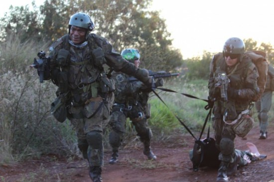 Treinamento de CASEVAC (da sigla, em ingles, para Casualty Evacuation) Foto Ag Força Aérea