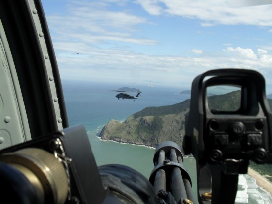 Treinamento do Esquadrão Pantera antes da Copa. Na foto, a M-134 Minigun, capaz de disparar 3000 tiros por minuto.