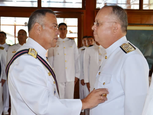Vice-Almirante Savio é condecorado com a Medalha Ordem Cruz Peruana do Mérito Naval