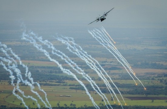 lançamento de Flares e manobra evasiva pelo C-105 Foto Sgt Batista.2