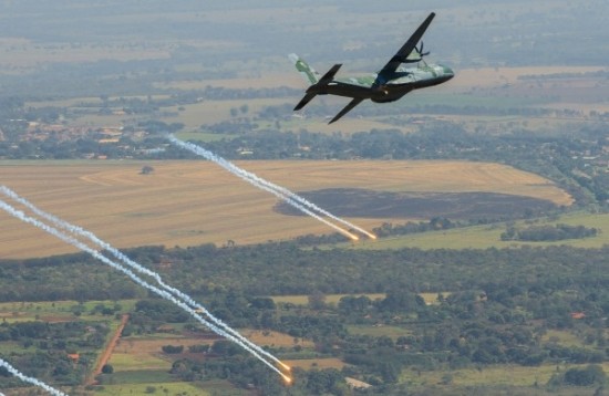 lançamento de Flares e manobra evasiva pelo C-105 Foto Sgt Batista