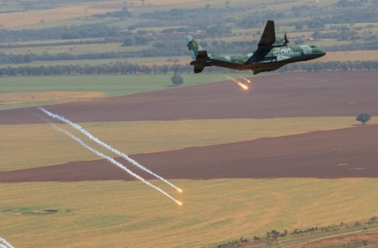 lançamento de Flares pelo C-105 Foto Sgt Batista.2