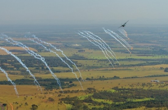 lançamento de Flares pelo C-105 Foto Sgt Batista.3