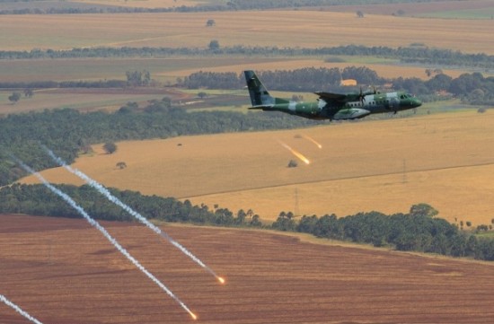 lançamento de Flares pelo C-105 Foto Sgt Batista