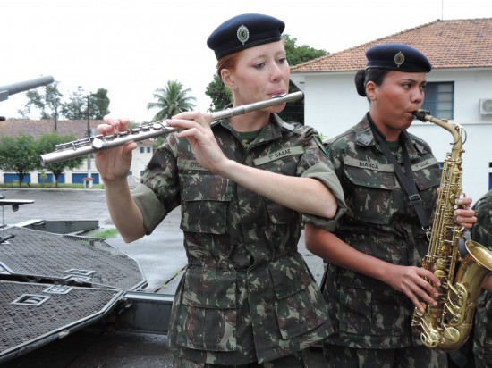 A flautista Joyce Souza, 26 anos, diz que é uma grande responsabilidade integrar a primeira turma de mulheres do Curso de Sargento Músico.