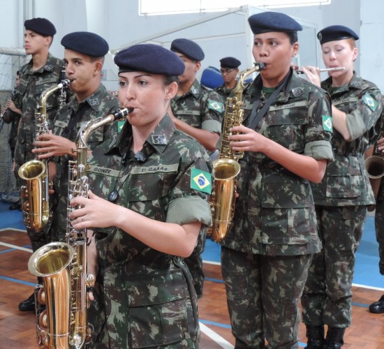 A saxofonista Carolyne Gonze, 22 anos, sempre quis conciliar a música com o serviço militar Como Sargento Músico, vou unir minhas duas vocações  diz ela Foto Flávia Ribeiro