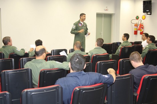 AT3T2425 Comandante do EDA, Ten Cel Gobett, apresenta detalhes da missão no briefing