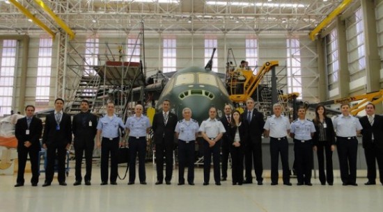 KC-390-visita-do-comandante-da-Força-Aérea-do-Chile-à-Embraer-foto-2-FACh-580x322