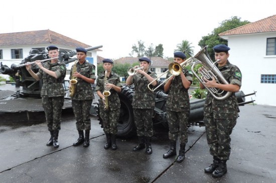 O Exército Brasileiro tem cerca de 198.000 militares, sendo 5.464 mulheres. Acima, as seis primeiras aprovadas no Curso de Sargento Músico Foto Flávia Ribeiro