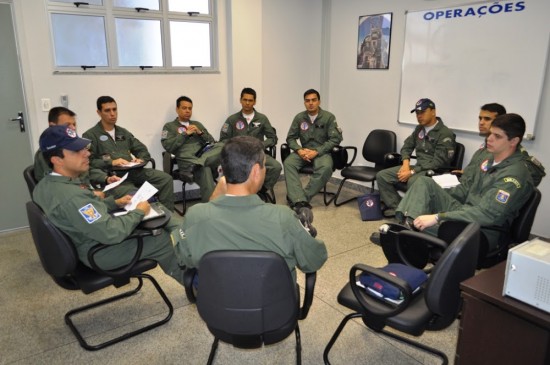 Pilotos realizam briefing sobre os voos da missão