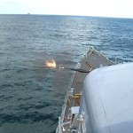 Fragata “Niterói” realiza exercício de Apoio de Fogo Naval sobre a Ilha da Sapata