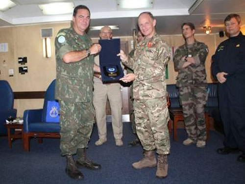 Alte Bombarda oferece o brasão da MTF ao Major General Adrian Foster