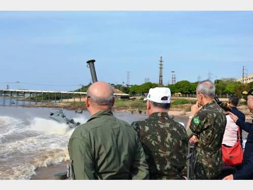 Autoridades militares assistem ao exercício operativo