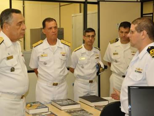 Comandante da Marinha em visita às instalações operativas do CGEM