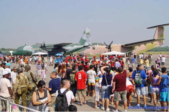 MUSAL_PUBLÍCO E AO FUNDO AERONAVES C-130 HÉRCULES E C-115 BÚFALO