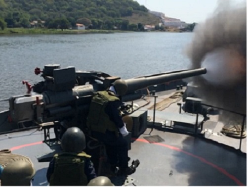 Navio executa tiro com o canhão de 76,2 mm