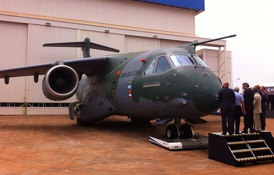 O momento da apresentação da aeronave KC390 no hangar de Gavião Peixoto (SP)