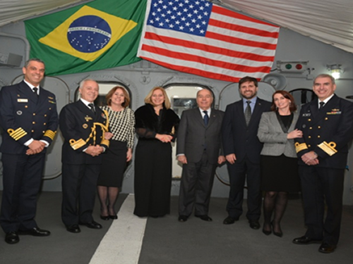 Autoridades civis e militares durante a recepção no Navio-Escola “Brasil”