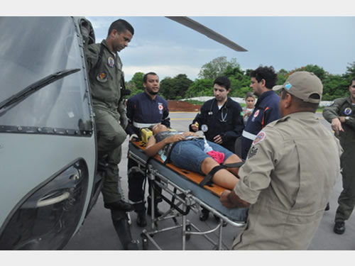 Mulher é resgatada por helicóptero da Marinha do Brasil