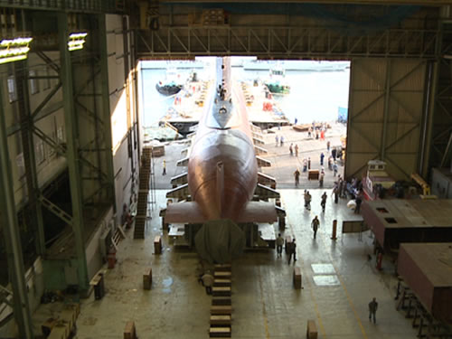 Submarino “Tamoio” é transportado para o interior da Oficina de Construção de Submarinos para passar pelo Período de Manutenção Geral