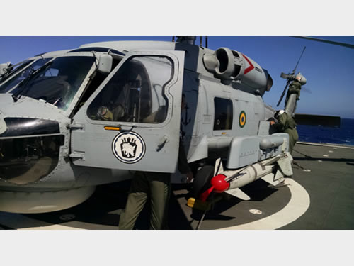 Aeronave MH-16 armada com o míssil Penguin