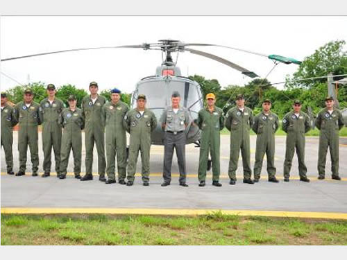 Comandante do 6º Distrito Naval e os Aviadores da Marinha do Brasil, do Exército Brasileiro e da Força Aérea Brasileira que participaram do Encontro