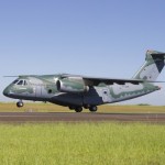 Jato de transporte militar KC-390 sobrevoa a cidade de São José dos campos (vídeo)