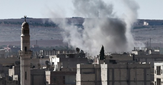 Fumaca-sobe-da-cidade-siria-de-ain-al-arab-conhecido-como-kobane-pelos-curdos-vista-a-partir-da-fronteira-turco-siria-na-cidade-turca-de-suruc-neste-domingo-