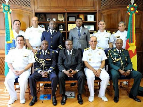 Militares da Marinha do Brasil e de Camarões