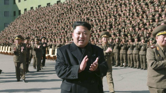 O-ditador-norte-coreano-Kim-Jong-un-dispensou-a-bengala-para-participar-de-uma-cerimonia-com-militares-do-pais-size-598